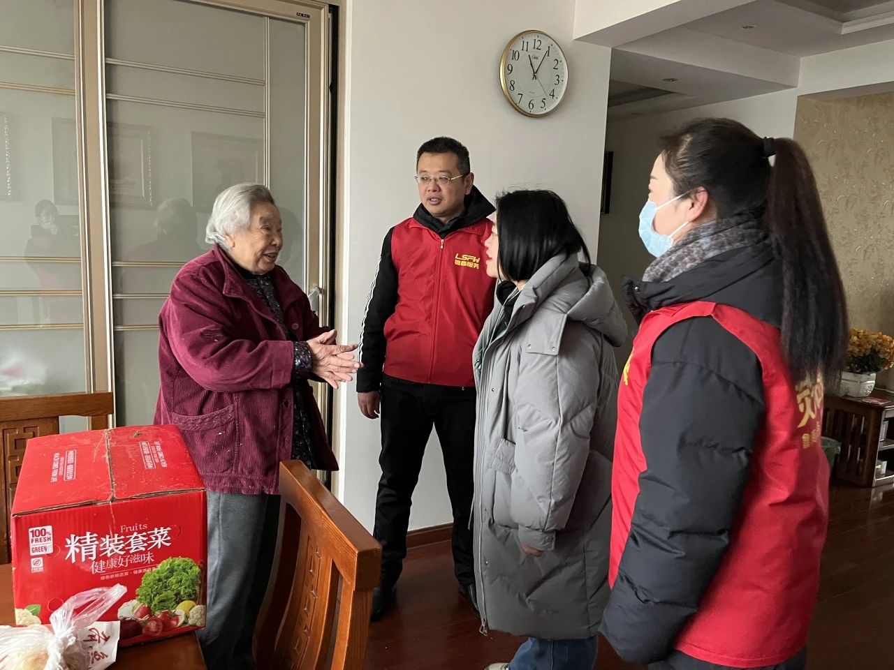 熒光公益|魯商服務向(xiàng)獨居老人贈送免費蔬菜包